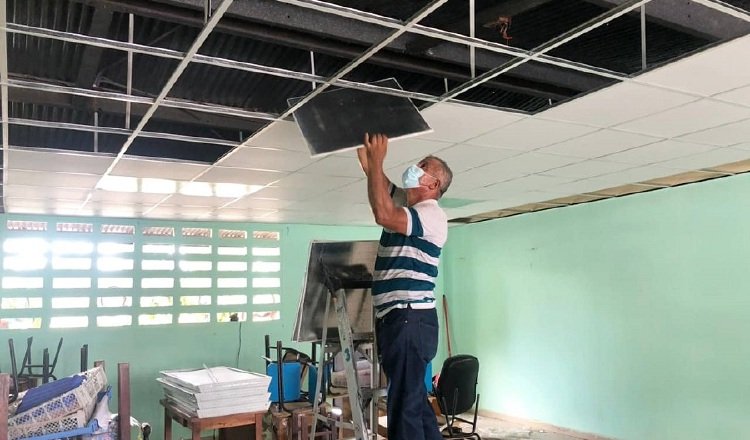 Reparaciones que se realizan en la escuela Sabana Grande, en Pesé, Herrera. Foto: Cortesía de Meduca