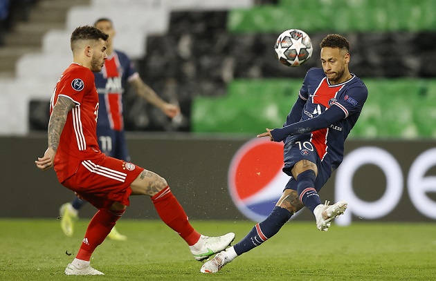 Neymar (dcha.), del PSG, estrelló el balón en dos ocasiones contra los palos. Foto: EFE