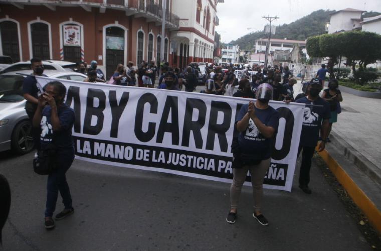 Miembros de Realizando Metas protestan contra intimidación política. 