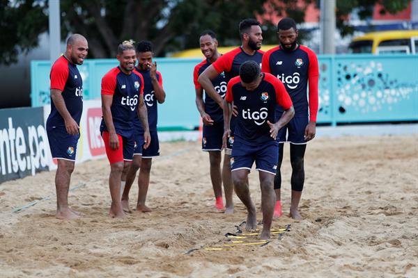 ugadores de la selección de fútbol playa de Panamá entrenan en la Ciudad Deportiva Irving Saladino