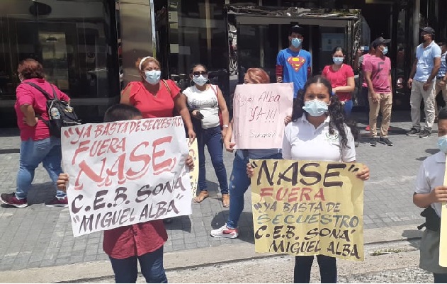 Los manifestantes exigen que la construcción del Centro Educativo Básico General Miguel Alba, culmine lo más pronto posible. Foto: Víctor Arosemena