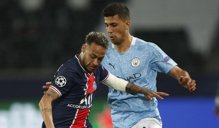 Neymar Jr. (izq.)  del PSG y Rodri del Manchester City en las semifinales de la Champions League. Foto:EFE