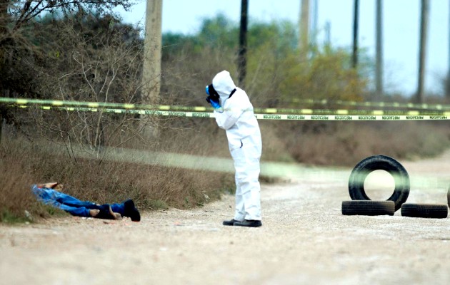 Peritos forenses trabajan en la zona donde fueron hallados cuatro cadáveres en el municipio de Pesquería, en el estado de Nuevo León (México). Foto:EFE