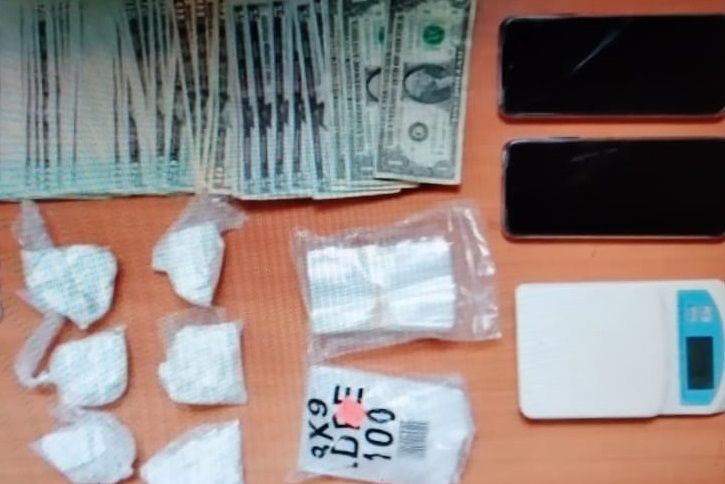 También se incautó dinero, droga, celulares y como vehículos con denuncia de robo. Foto: Cortesía  