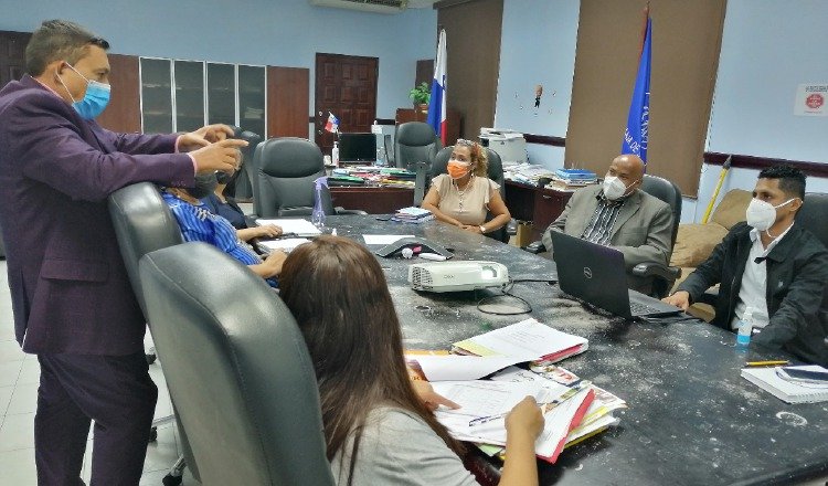 El equipo de Prestaciones Económicas de la CSS prepara la información que brindarán al diálogo nacional, la próxima semana. Foto: Cortesía CSS