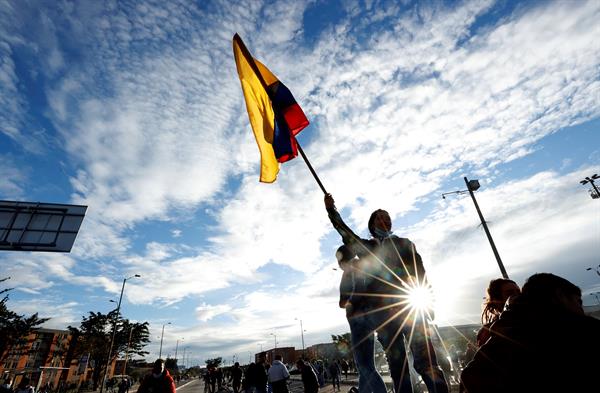 Manifestantes protestan este lunes en Bogotá, durante el día 13 del Paro Nacional en Bogotá.