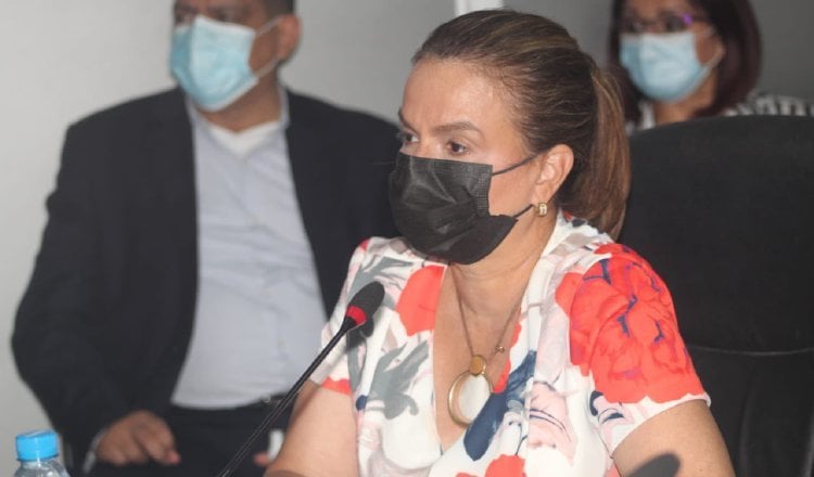 La ministra Maruja Gorday de Villalobos, junto a su equipo de trabajo, respondió preguntas relacionadas con el estado de las escuelas. Foto: Cortesía Asamblea Nacional