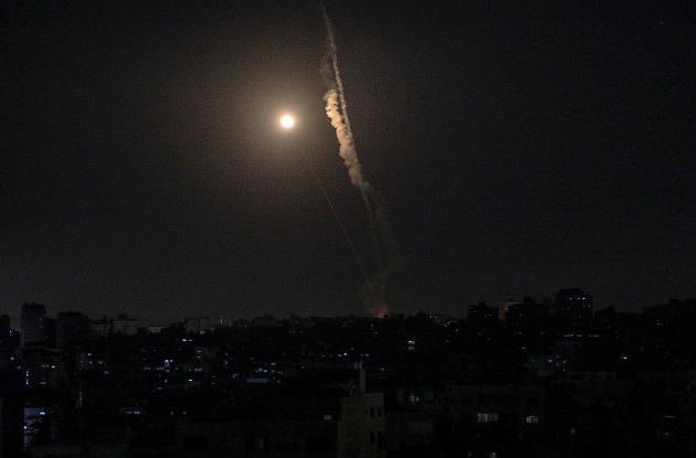 Un cohete disparado desde Gaza vuela hacia Israel, en el décimo día de ataques. Foto: EFE