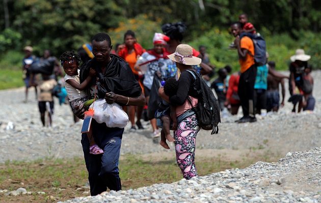 Decenas de migrantes irregulares atraviesan la frontera con Colombia en su sueño de llegar a Estados Unidos. Foto: EFE