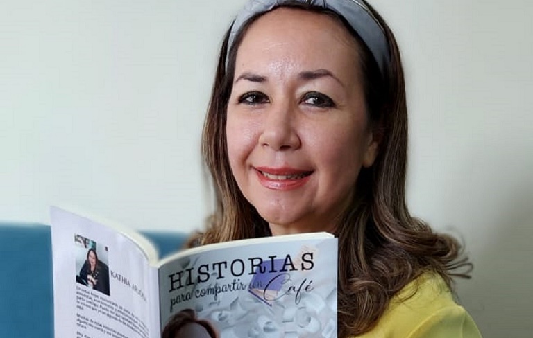 'Historias para compartir un café' es el primer libro de Kathia Arjona. Cortesía