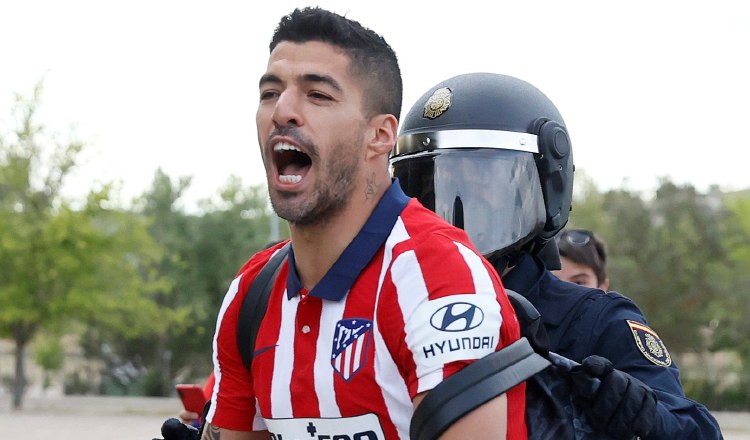 Luis Suárez es reducido por un policía tras celebrar con la afición. Foto: EFE