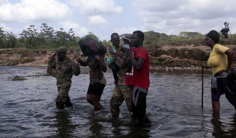 Los migrantes cuando hacen su recorrido por la selva del Darién, por más de 8 días son ayudados por personal del Senafront.