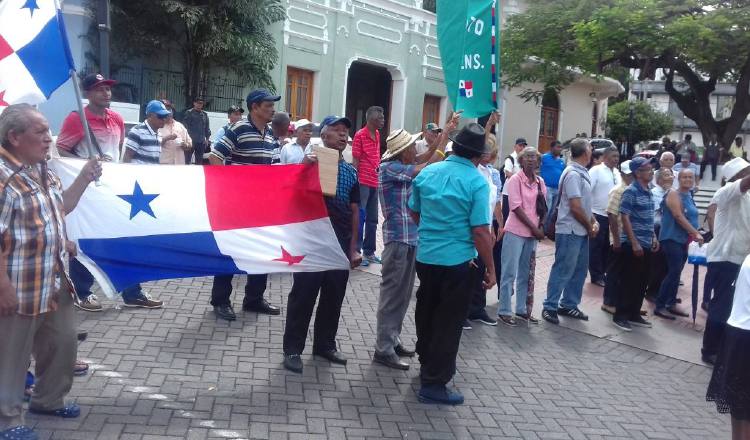 Las protestas de jubilados exigiendo aumento a sus pensiones han sido recurrentes durante los últimos gobiernos, aunque la pandemia ha detenido estos movimientos. Foto: Archivo