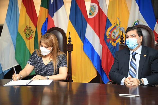 El acto de firma estuvo a cargo de la directora general de la Antai, Elsa Fernández, y el rector de la Usma, Francisco Blanco. Foto: Cortesía Antai