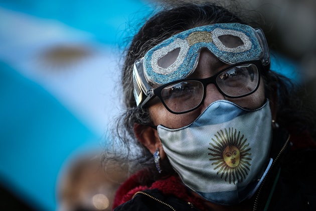 Hasta el momento, en Argentina se han realizado 13.5 millones de test para detectar el virus, de los cuales 121,115 se hicieron este jueves. Foto: EFE