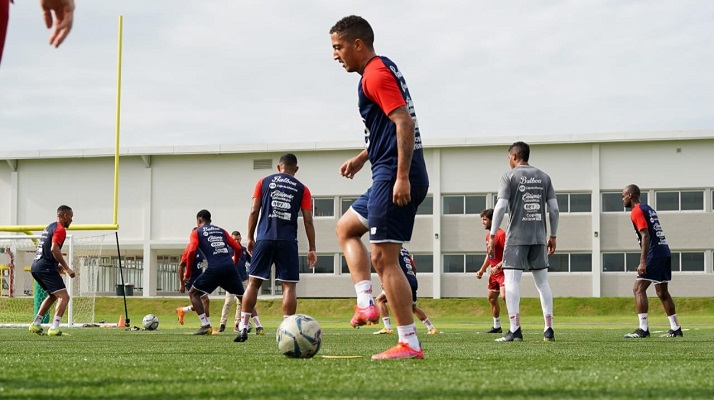 La selección trabajó este jueves a puerta cerrada en una cancha de un colegio privado en la Ciudad de Panamá. Foto: Cortesía @fepafut