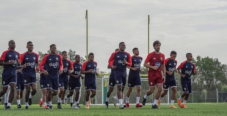 El técnico Christiansen tendrá lista la convocatoria de los jugadores que afrontarán estos dos partidos para el domingo. Foto: Cortesía @fepafut