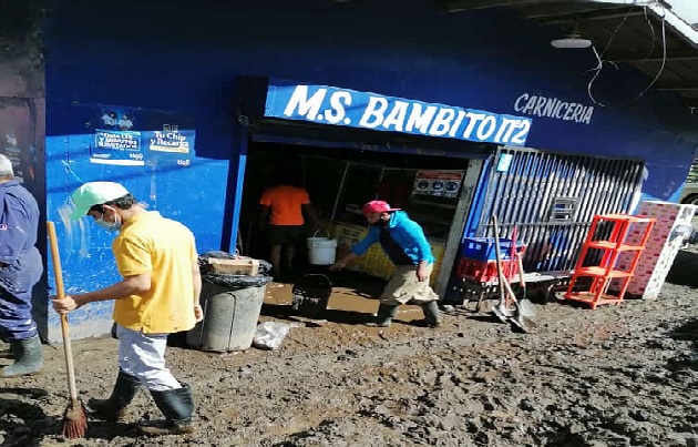 Algunos comercios se vieron afectados por material rocoso y sedimento. Foto: Cortesía Sinaproc