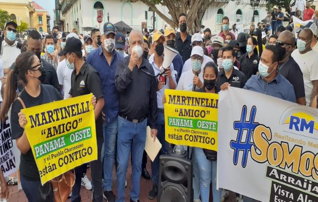 Miembros de Realizando Metas exigen a la Cancillería que solicite a Guatemala el respeto de la inmunidad de los hermanos Martinelli. Foto: Víctor Arosemena