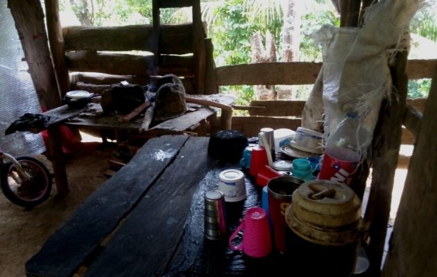 Improvisaron una cocina de penca y un fogón. Foto: Cortesía Cristian Contigo