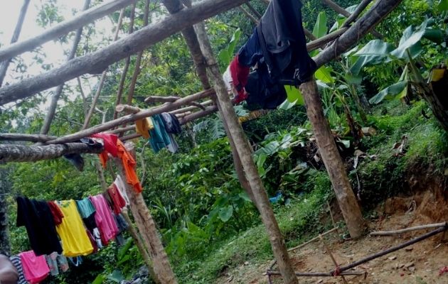 Familia en Coclé improvisan una vivienda para sus hijos. Foto: Cortesía Cristian Contigo