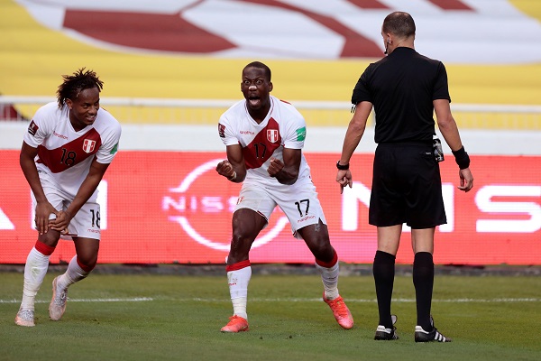 Luis Advíncula (17) anotó el gol que sentencio el triunfo de Perú ante Ecuador. Foto: EFE