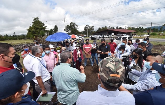 El ministro Rogelio Paredes inspeccionó  los terrenos donde se construirá el proyecto Urbanización Paso Ancho. Foto: Mayra Madrid