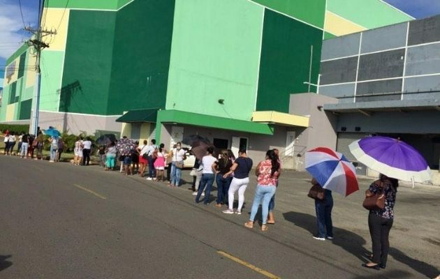 Voluntarios formaron tuvieron que formar largas filas. 