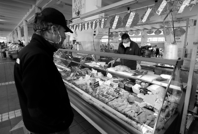 En un mercado en libre competencia, los incentivos solo se mantienen si el consumidor hacer uso correcto de la información, consumiendo los productos o servicios que ofertan los empresarios más competitivos. Foto: EFE.