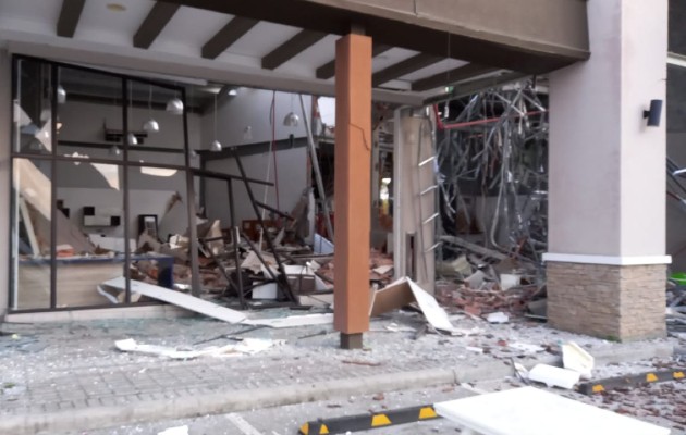 Bomberos inspeccionan el el interior del centro comercial para determinar el estado de la estructura. Foto: Eric Montenegro