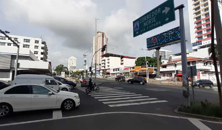 El tráfico vehicular ha aumentado en las últimas semanas, sin embargo, no es el mismo en comparación con antes de la pandemia. Foto: Víctor Arosemena