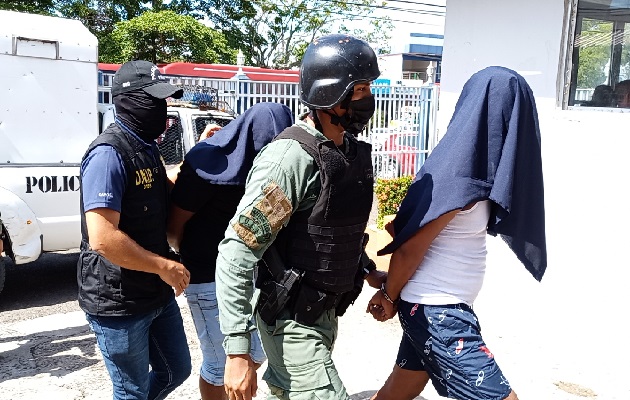 Durante las diligencias, las autoridades policiales ubicaron armas de fuego y municiones. Foto: Eric Montenegro