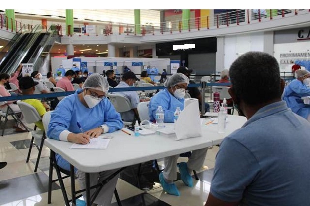 Las personas deben inscribirse en la plataforma o acercarse al Westland Mall para ser registrados por el personal de la Autoridad Nacional de Innovación Gubernamental (AIG). Foto: Eric Montenegro