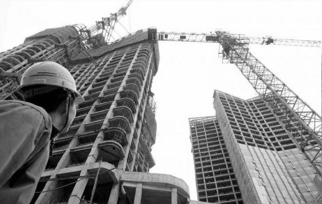 La construcción de los edificios multifamiliares en referencia, por lo general, se inician con la demolición de las antiguas estructuras unifamiliares. Foto: EFE.