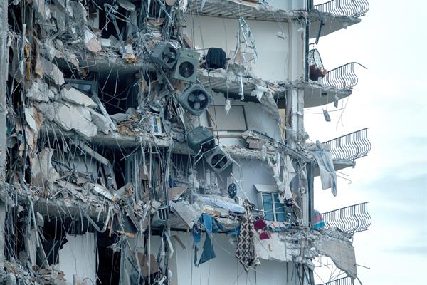 Detalle de los restos de un edificio residencial que se desplomó esta madrugada en Miami Beach. Foto: EFE