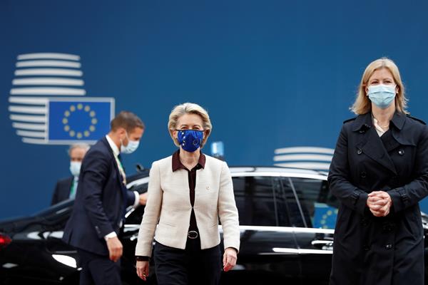 La presidenta de la Comisión Europea, Ursula von der Leyen (c) a su llegada su llegada a la cumbre de los jefes de Estado y de Gobierno de la UE que ha comenzado este jueves en Bruselas. Foto: EFE