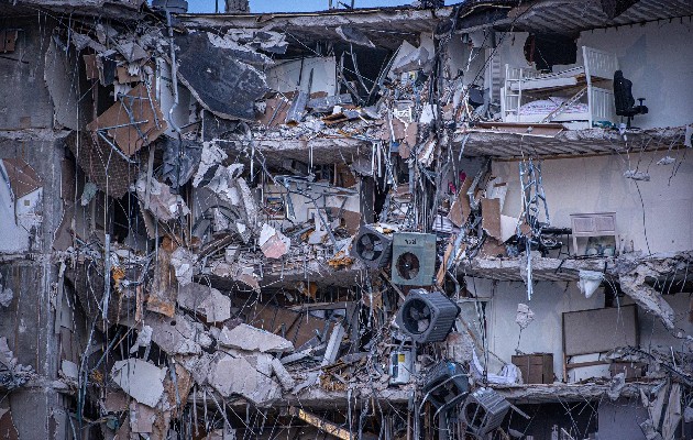 Cuatro fallecidos en el derrumbe parcial de un edificio residencial en Surfside (Miami-Dade). Foto: EFE