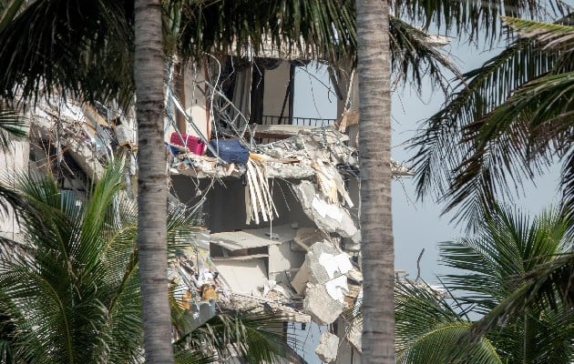 Vista este sábado de parte del edificio que colapsó en Surfside, Florida, EE.UU. Foto: EFE