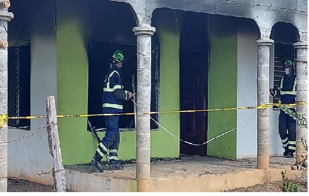 Las autoridades judiciales realizaron una reinspección en la casa, en busca de mayores indicios que esclarezcan este lamentable suceso. Foto: Mayra Madrid