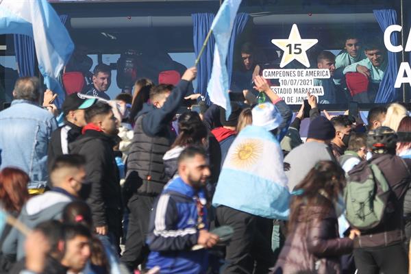 Lionel Messi, capitán de la selección argentina de fútbol, fue registrado este domingo al sonreír, frente a aficionados que lo saludaron fuera del autobús que transporta al equipo, luego de su arribo a Buenos Aires (Argentina) y de ganar la Copa América. Foto: EFE