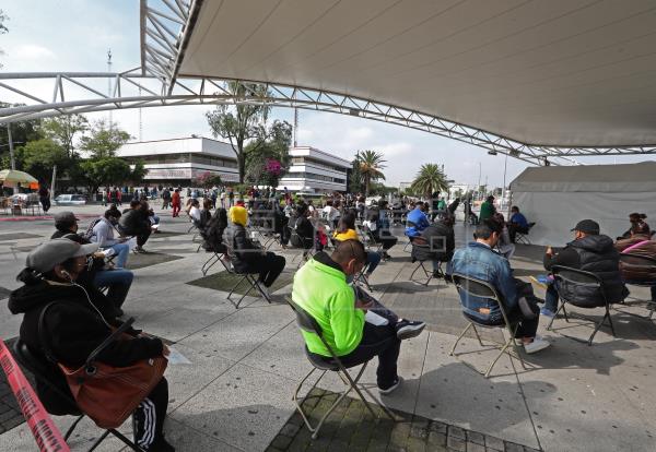 Grupos de personas, en su mayoría jóvenes, esperan para realizarse las pruebas para detectar la covid-19 en la Ciudad de México (México). Foto: EFE