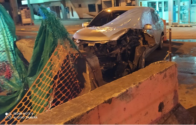 Ariel Patricio chocó el auto contra el jersey que se utiliza para separar los carriles de ida y vuelta. Foto: Thays Domínguez