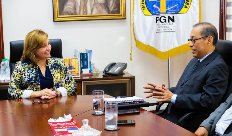 El doctor José Vicente Pachar (derecha) durante una reunión con la exprocuradora Kenia Porcell, cuando el mismo asumió la dirección del Imelcf en 2018.