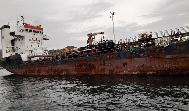 La bahía de Panamá tiene barcos náufragos, como el de la foto. Archivo