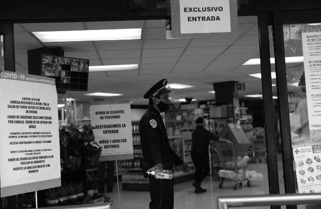 La restricción de entrada por horario y género fue otra alternativa implementada, para que solo pudieran entrar al supermercado las personas que estuvieran cumpliendo con el día y el horario preestablecido. Foto: EFE.