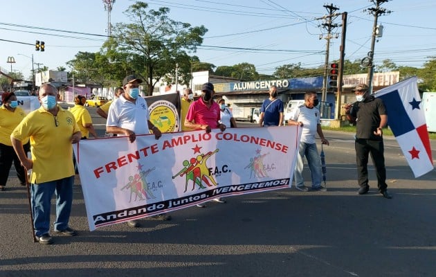 Los grupos han iniciado la caminata de Sabanitas, en medio de la afectación de los conductores, debido a que han ocupado al menos dos paños de la vía.  VEA TAMBIÉN:  Suspenden atención en centro de hemodiálisis de Colón. Foto: Diomedes Sánchez