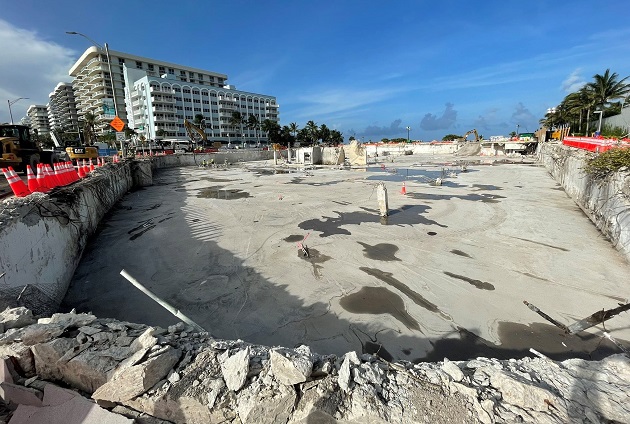 Fotografía divulgada hoy por el senador Jason Pizzo en sus redes sociales, donde se muestra el solar donde hasta hace poco había una montaña de escombros de un edificio residencial cuya mitad colapsó en Miami-Dade.