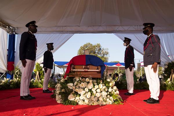 Policías custodian el féretro con el cuerpo del presidente Jovenel Moise durante el inicio de su ceremonia fúnebre hoy, en Cap-Haitien (Haití). EFE