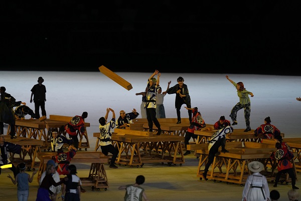 Bailarines en los Juegos Olímpicos de Tokio con la madera. Foto:EFE