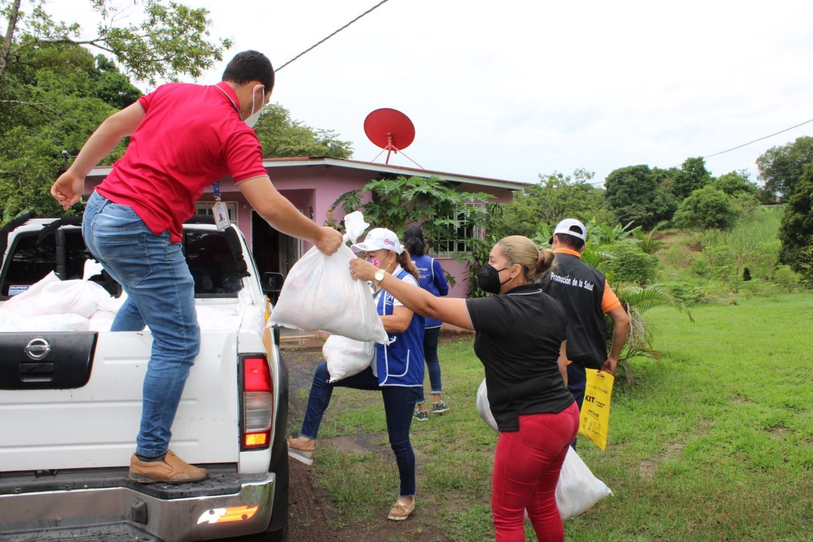 Personal del Sinaproc se mantiene prestando ayuda a las familias afectadas. Foto: Melquiades Vásquez 